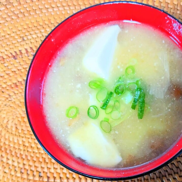 なめこと豆富・じゃがいもの味噌汁